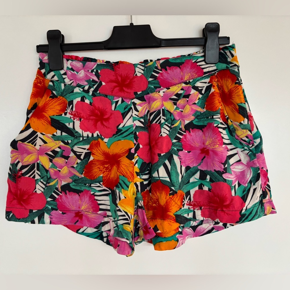 H&M 15” WAIST High Waist Floral Shorts,
Pink, Orange, Green, Size 6.